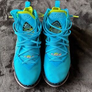 Nike LeBron 19 Christmas Polarized Blue Crimson Bliss Size 10.5 Men’s